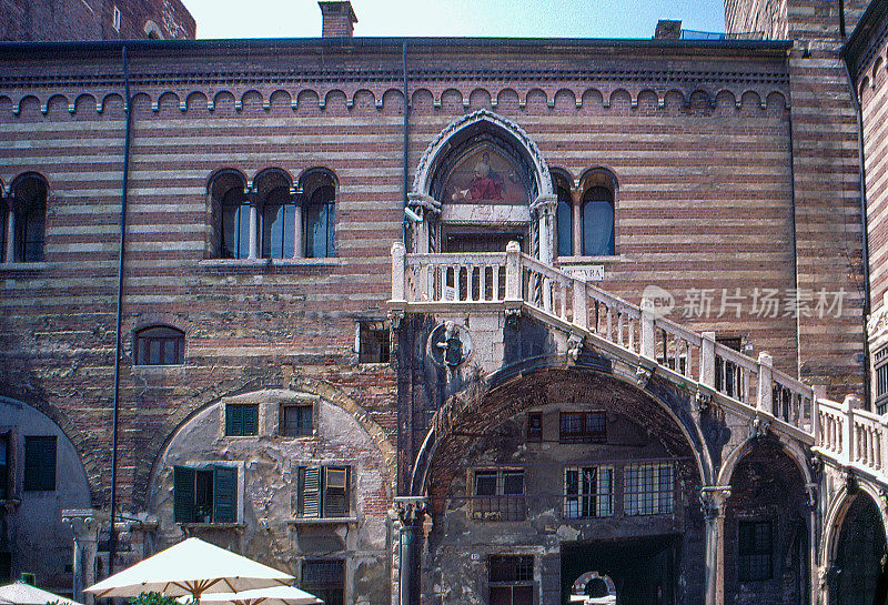 20世纪80年代旧正片扫描，意大利维罗纳的Ragione宫(Palazzo del Comune)的楼梯和庭院